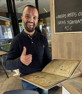 Cliente satisfecho con carta recién entregada