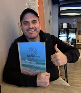 Cliente satisfecho enseñando carta