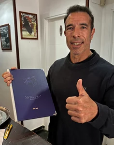 Cliente contento enseñando carta